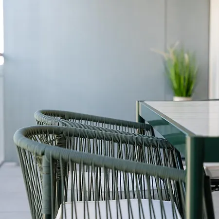 New Luxurious, Spacious With Parking Apartamento