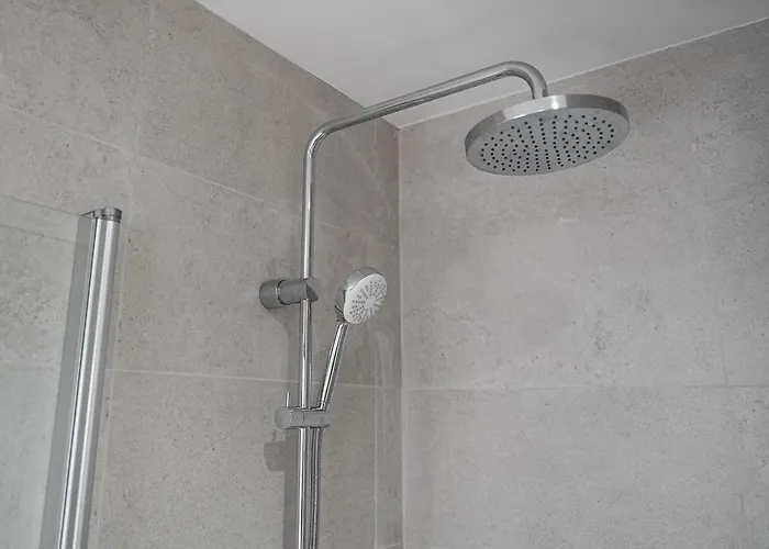 New Luxurious, Spacious With Parking *