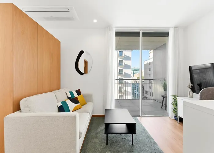 New Luxurious, Spacious With Parking Apartament