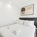 Апартаменты New Luxurious, Spacious With Parking *