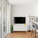 New Luxurious, Spacious With Parking Вила-Нова-ди-Гая