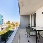 Апартаменты New Luxurious, Spacious With Parking