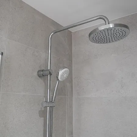 New Luxurious, Spacious With Parking *