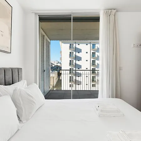 New Luxurious, Spacious With Parking *