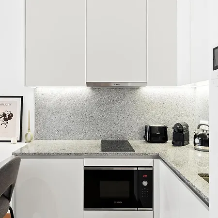 New Luxurious, Spacious With Parking 公寓