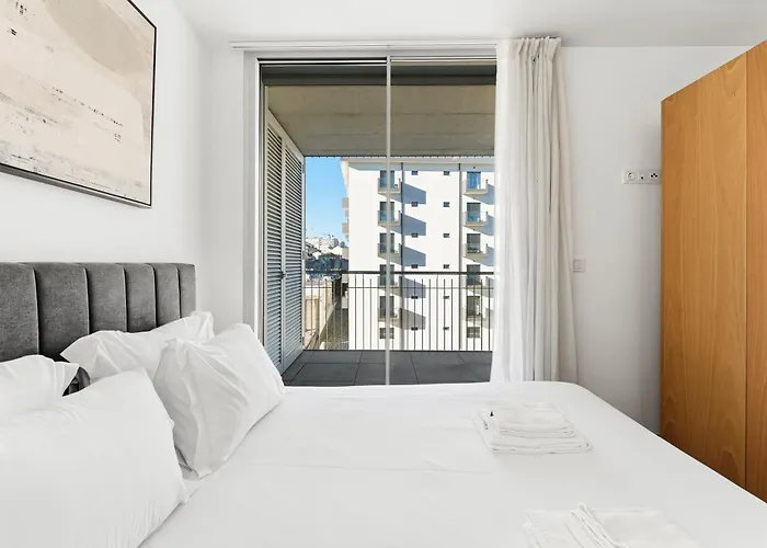 New Luxurious, Spacious With Parking *