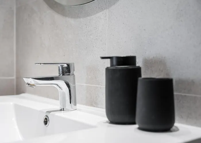 New Luxurious, Spacious With Parking Lägenhet